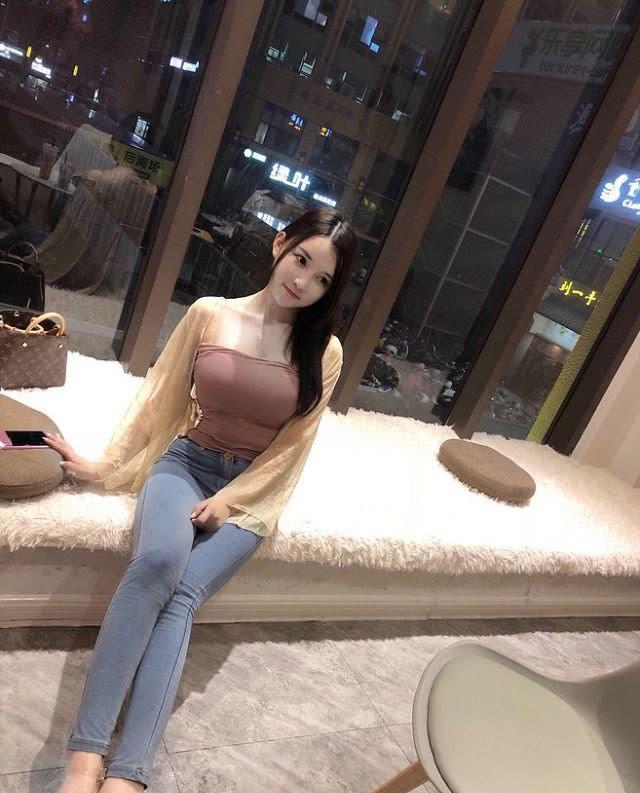 为什么时尚美女夏天穿得性感妩媚,但看上去却不暴露!