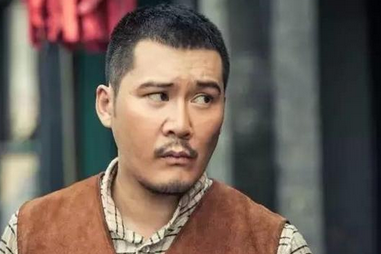 出场并不多,却依旧出彩,曾在孙红雷的《二炮手》里饰演日本军官真田茗