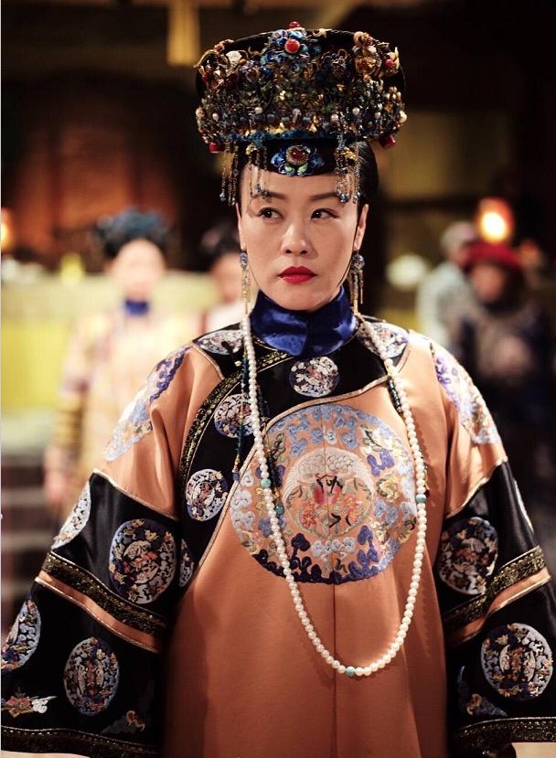 邬君梅与77岁母亲合影,母女情深画面温馨,妈妈也曾是著名影星