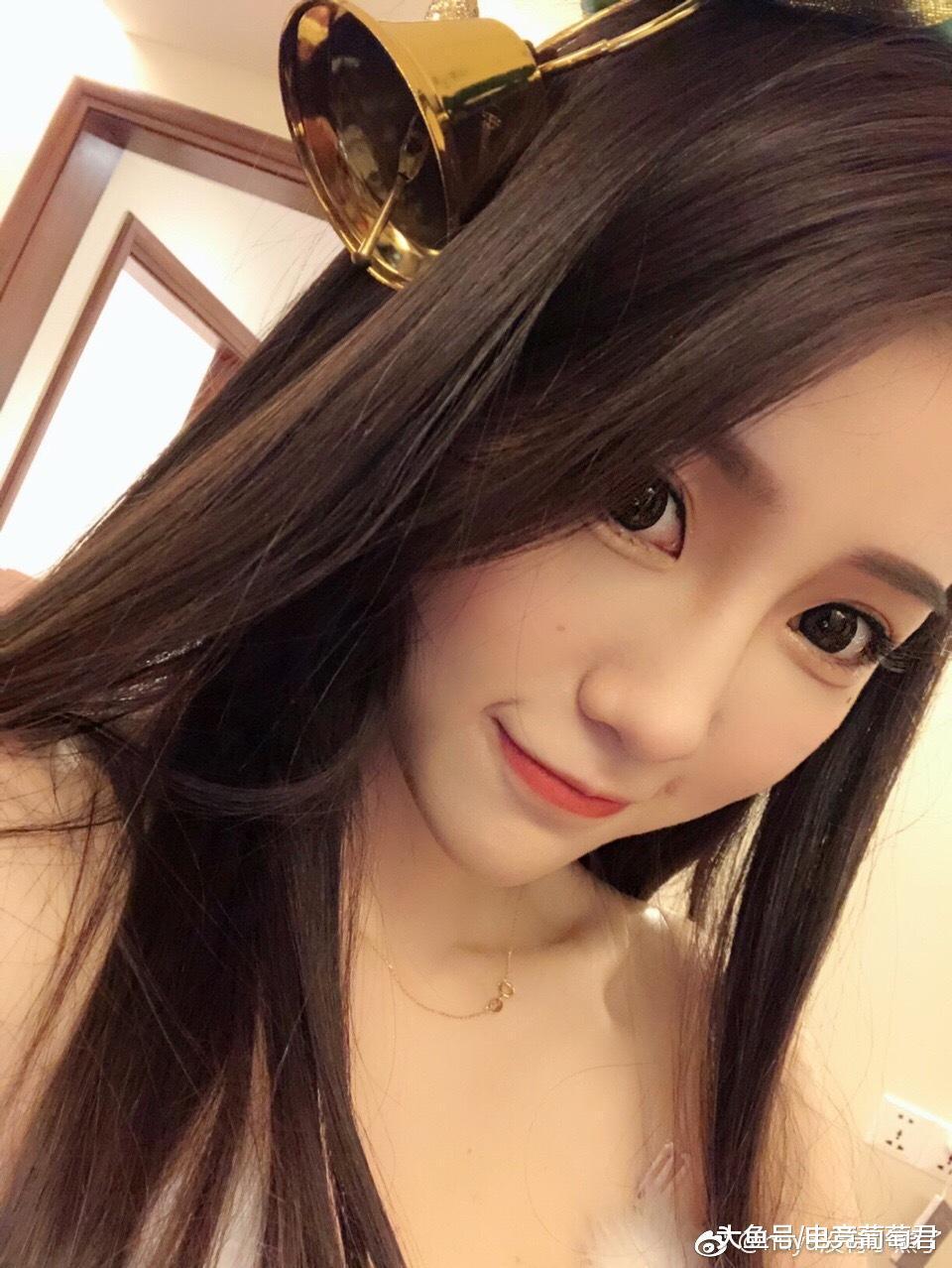 虎牙天命杯女解说因美腿火遍整个吃鸡圈? 网友: 有腿就是任性!