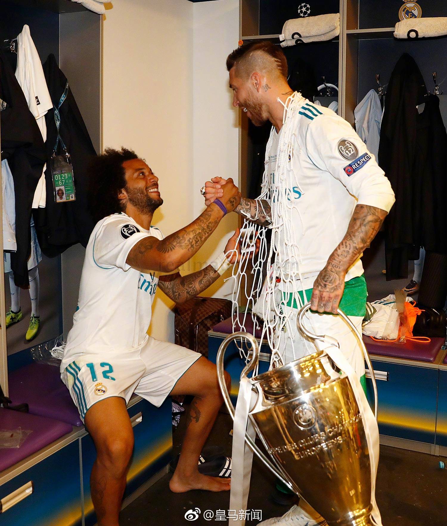 皇马球员更衣室庆祝图