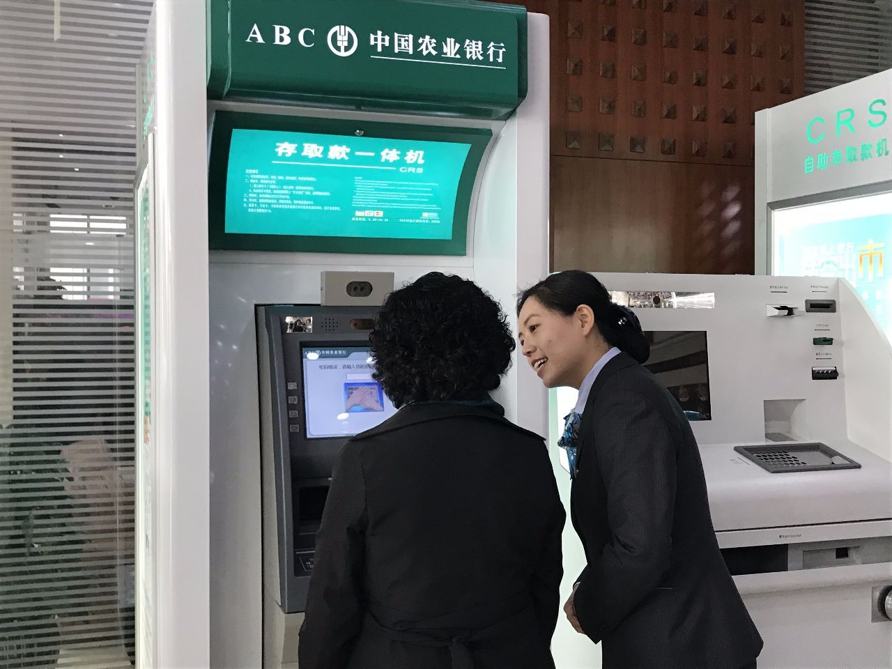"不要银行卡,不要身份证,只要站到atm机前刷刷脸,按程序指示操作,不到