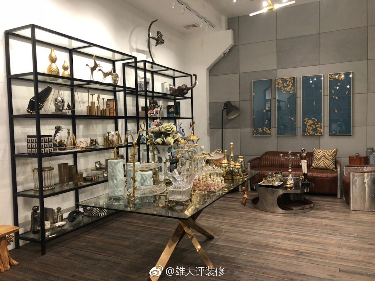 绝对有味道的一间软装设计工作室,三层楼,放着节奏感的歌曲