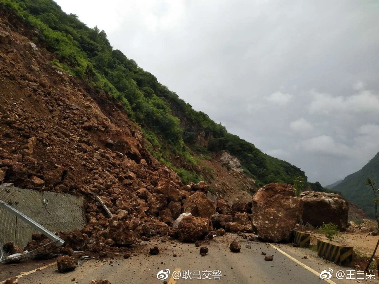 小黑江路断了.据@耿马交警 消息:因10日晚持续暴雨