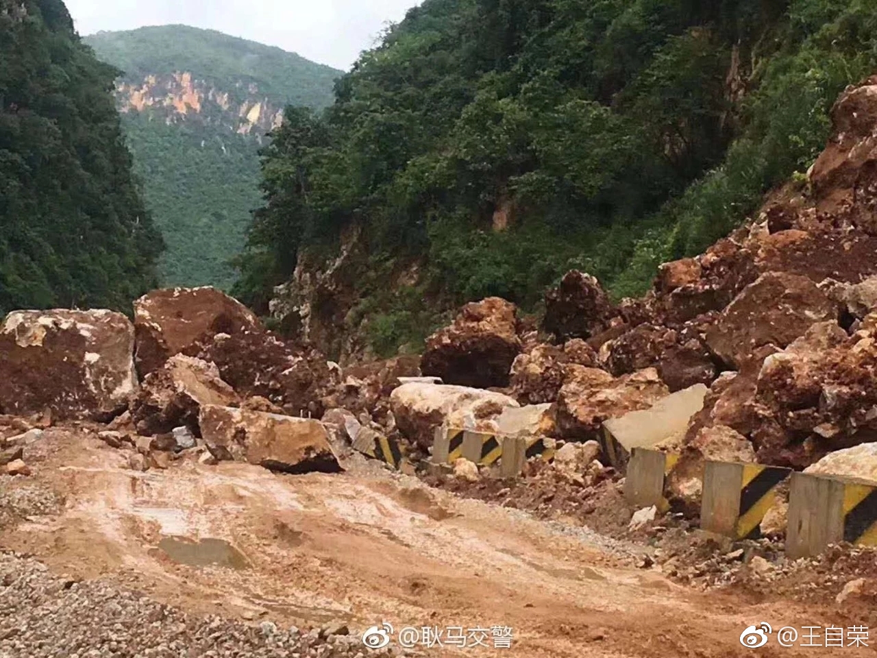 小黑江路断了.据@耿马交警 消息:因10日晚持续暴雨