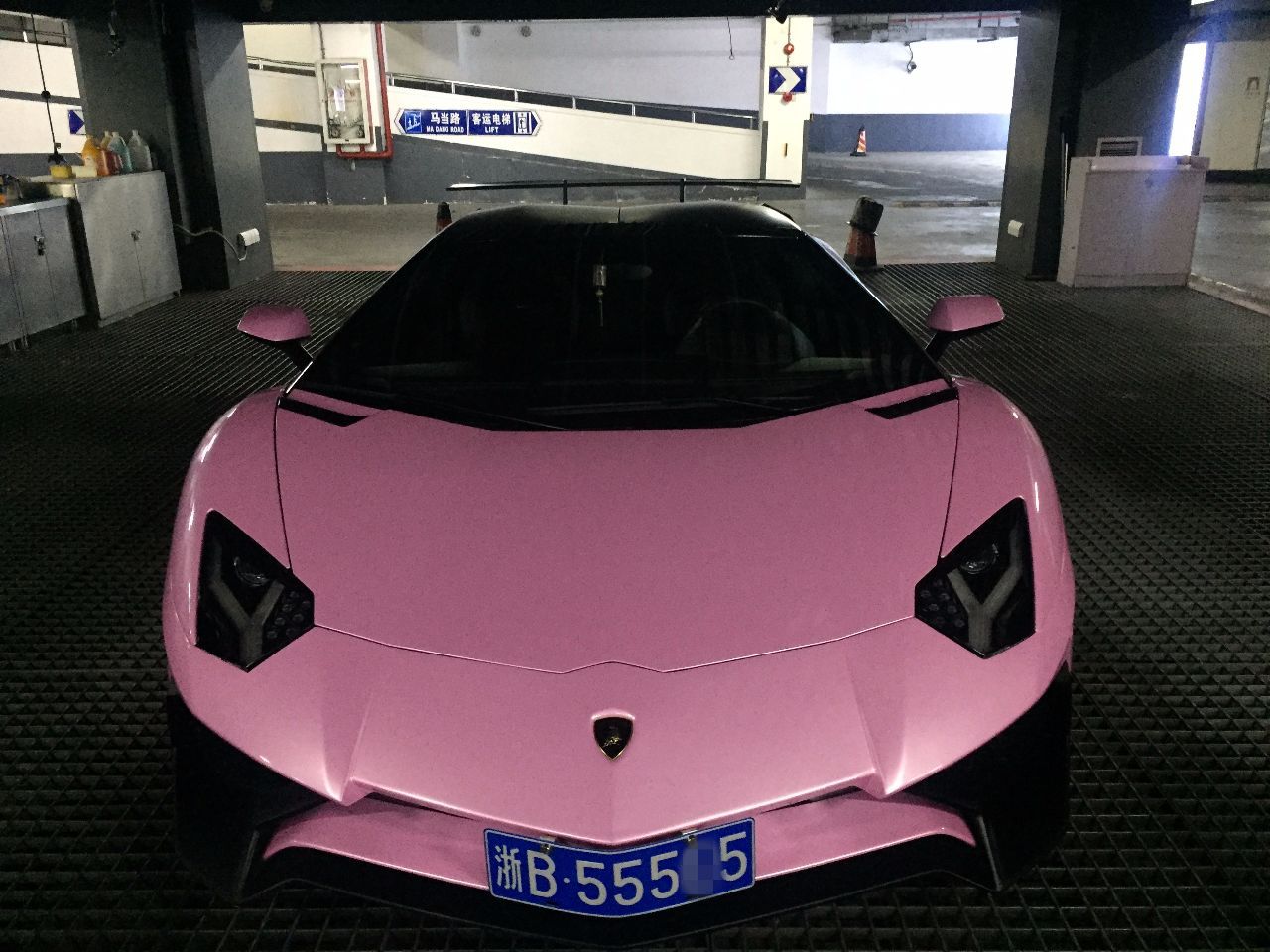 宁波网红兰博基尼车牌号4个5一年保险将近30万