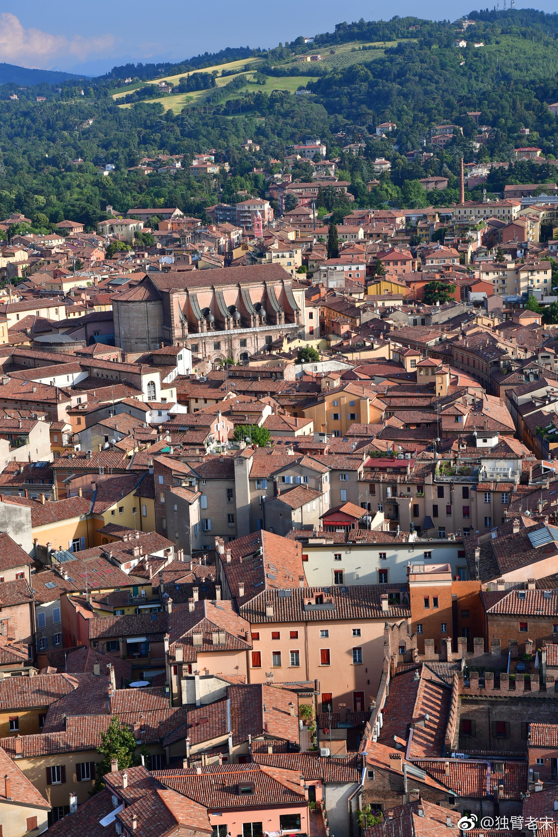 博洛尼亚双塔,比比萨斜塔还高的斜塔,是博洛尼亚的标志性建筑