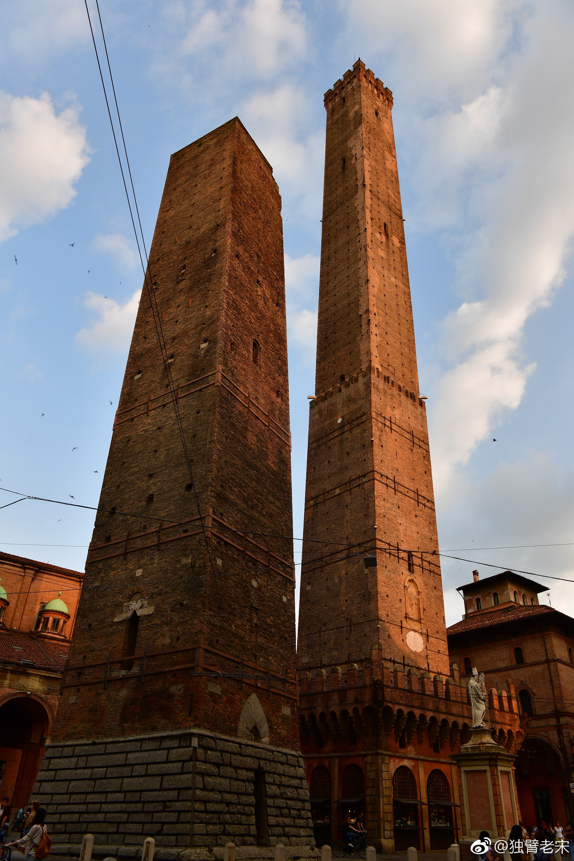 博洛尼亚双塔,比比萨斜塔还高的斜塔,是博洛尼亚的标志性建筑