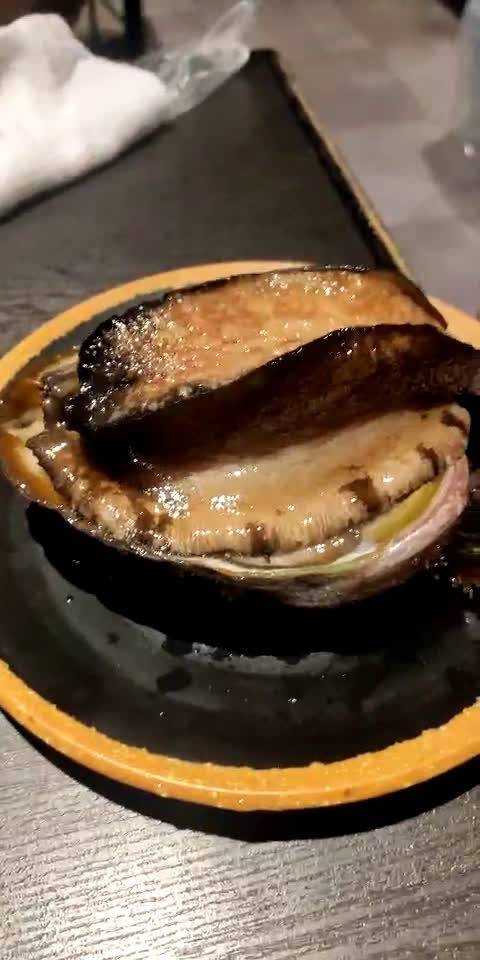 看比赛累了,大家来吃个一头鲍吧