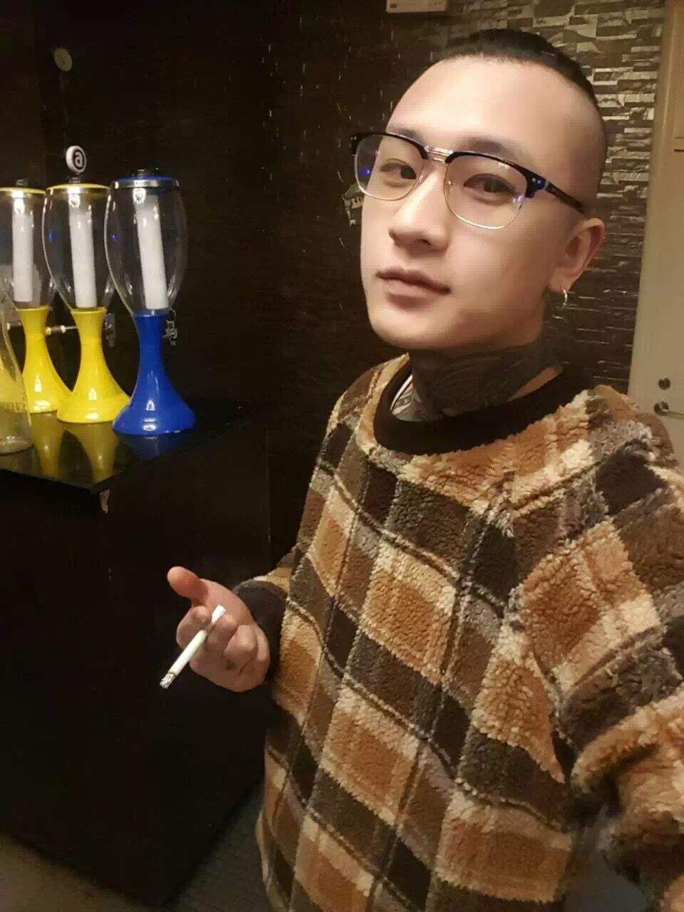 快手两大网红"闹崩",牌牌琦进入方丈直播间被秒踢!