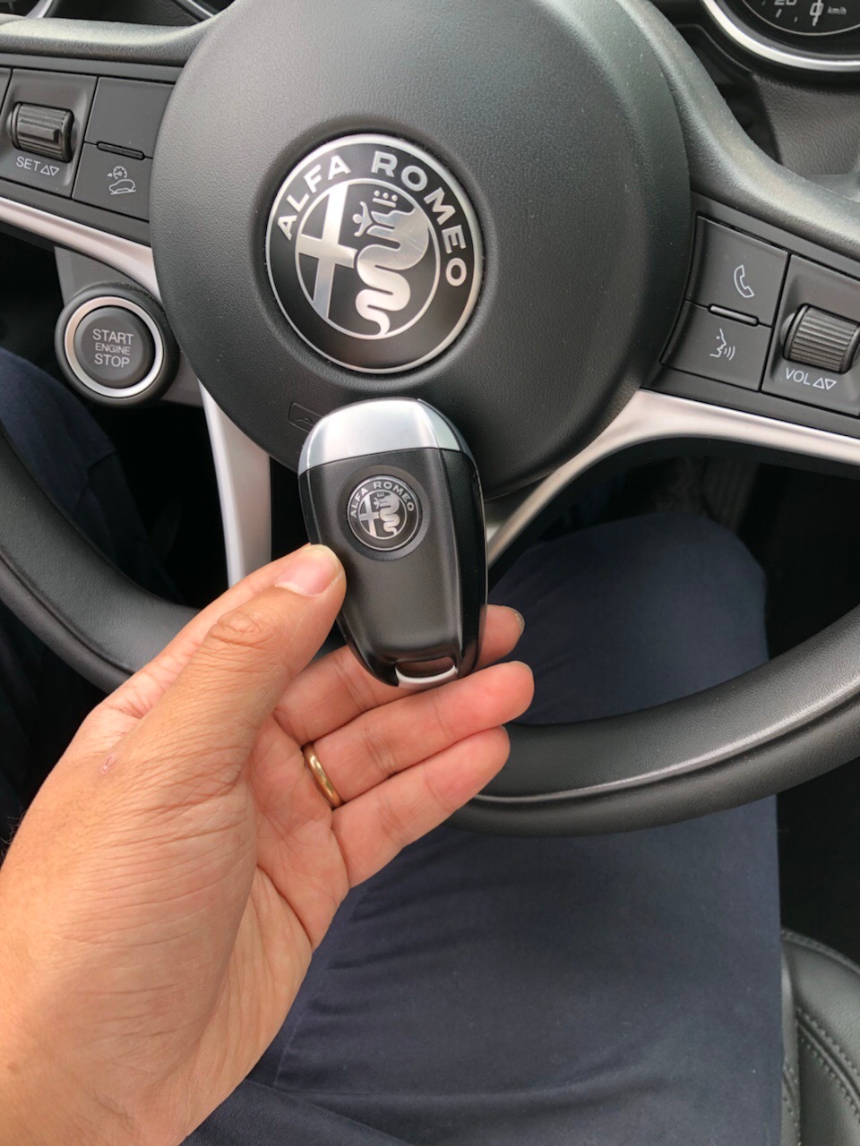 阿尔法罗密欧这个车钥匙设计的真是可以要不是掉地上摔开了