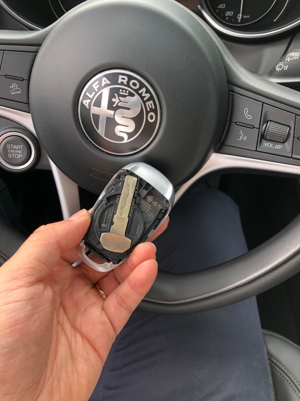 阿尔法罗密欧这个车钥匙设计的真是可以要不是掉地上摔开了