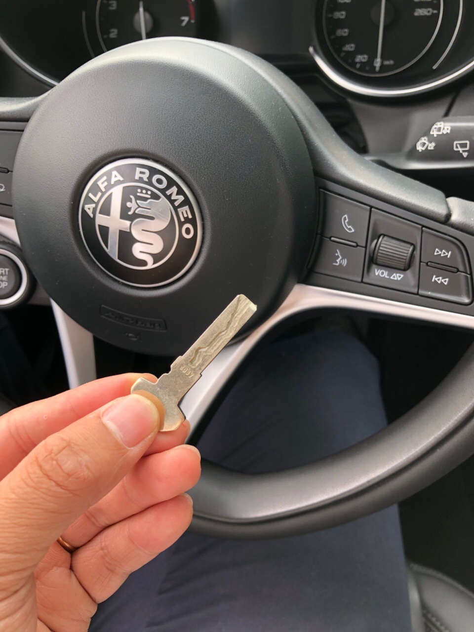 阿尔法罗密欧这个车钥匙设计的真是可以要不是掉地上摔开了