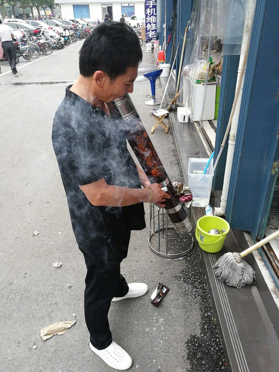 看这位大哥抽的过瘾,要求试试.一口下去眼前一黑,差点晕过去
