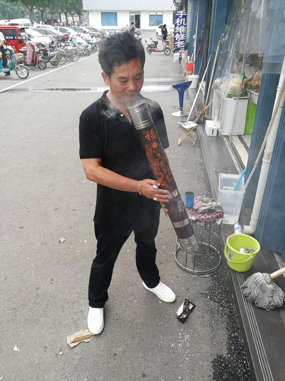 看这位大哥抽的过瘾,要求试试.一口下去眼前一黑,差点晕过去