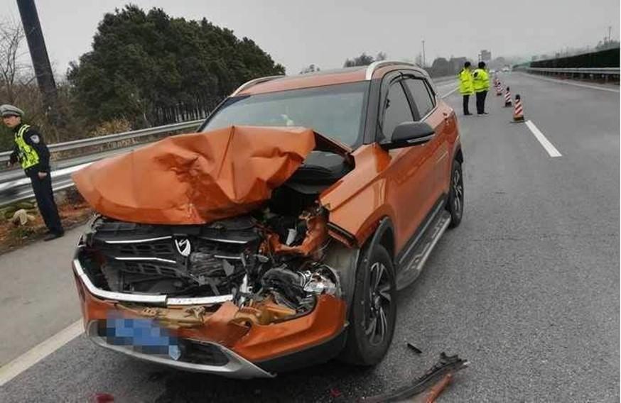 可见碰撞力度有多大,但是令人意外的是,宝骏510居然没有有个安全气囊