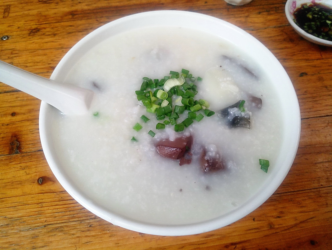 广州早餐鱼骨猪血生滚粥好大一碗只要6元硕果仅存的低价