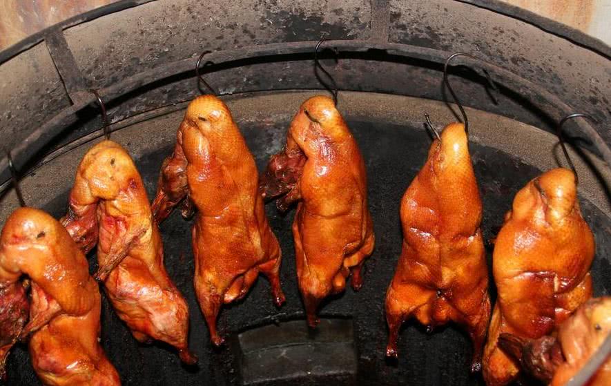 实拍:色香味俱美的北京烤鸭烧制过程,看得直流口水