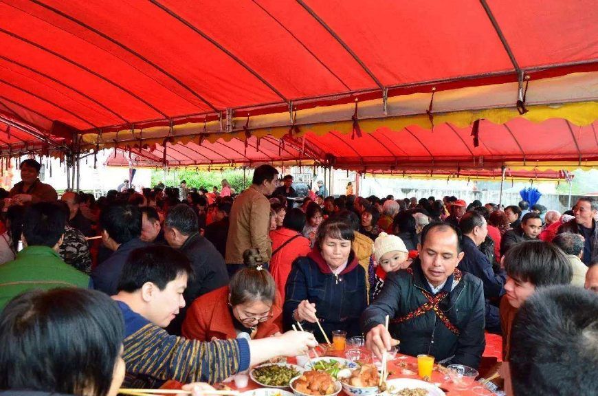 在农村,为啥全家去吃酒席,份子钱才给200?原因城里人真想不到