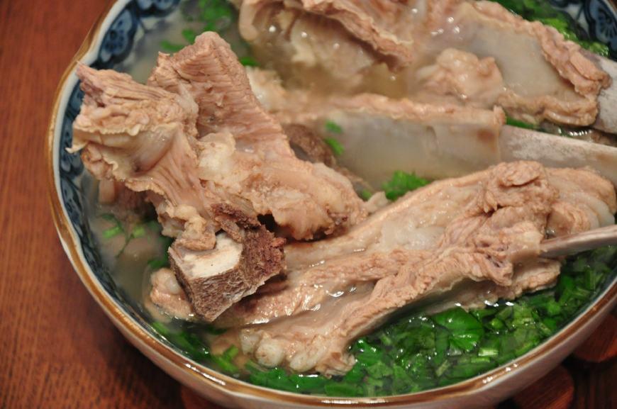 隔水炖羊排这是一道汤菜,将羊排洗净后放入隔水锅中,两个小时候加入