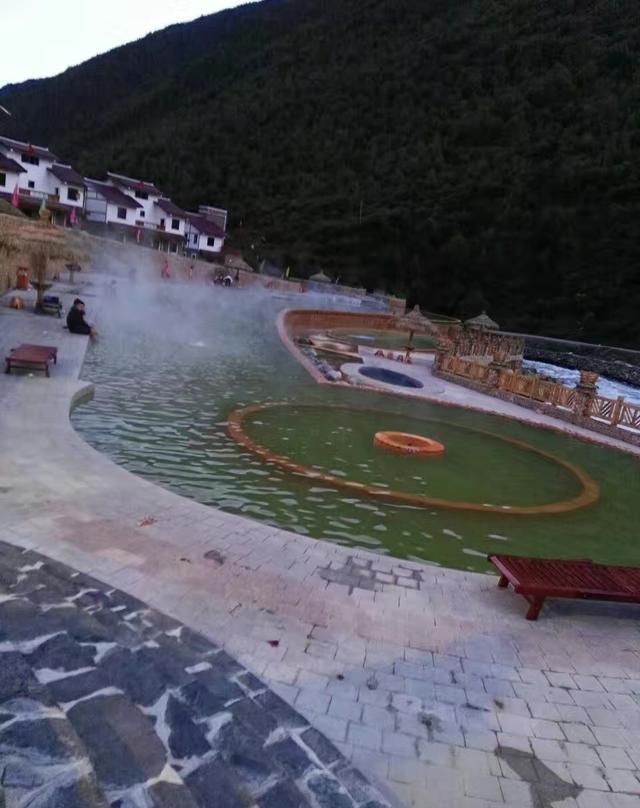 在康定旅游你们还在二道桥泡温泉吗?小编有更好的地点