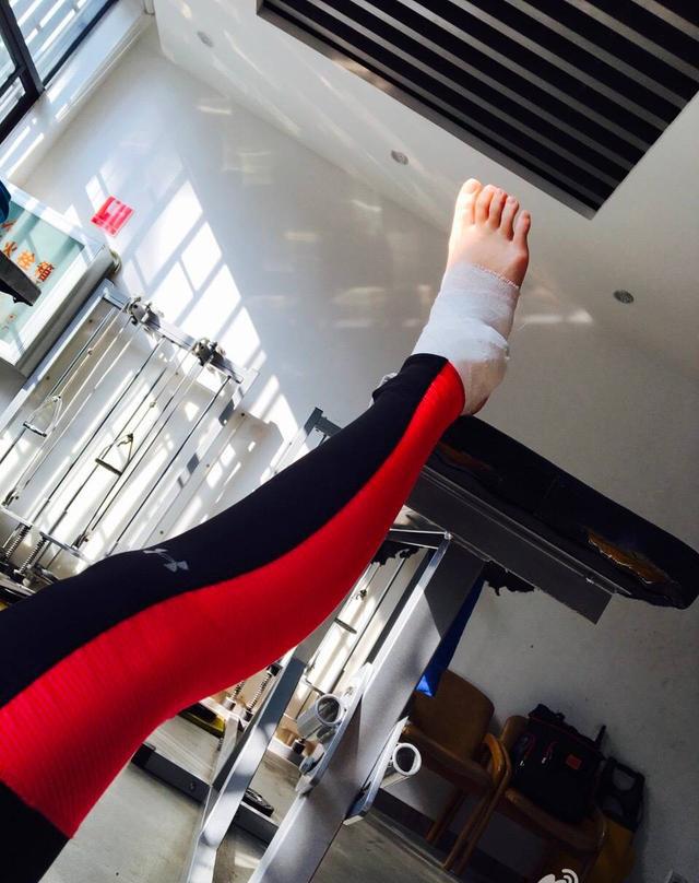 傅园慧崴脚叹:最近不是特别顺 网友:快用你的洪荒之力!