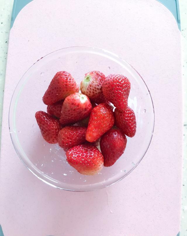 辅食日记宝宝的下午茶草莓泥