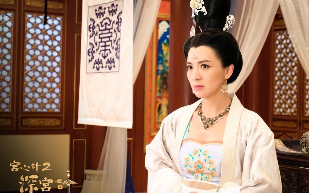 63岁米雪化身冻龄"美魔女",回眸一笑百媚生,难怪成龙苦追她多年