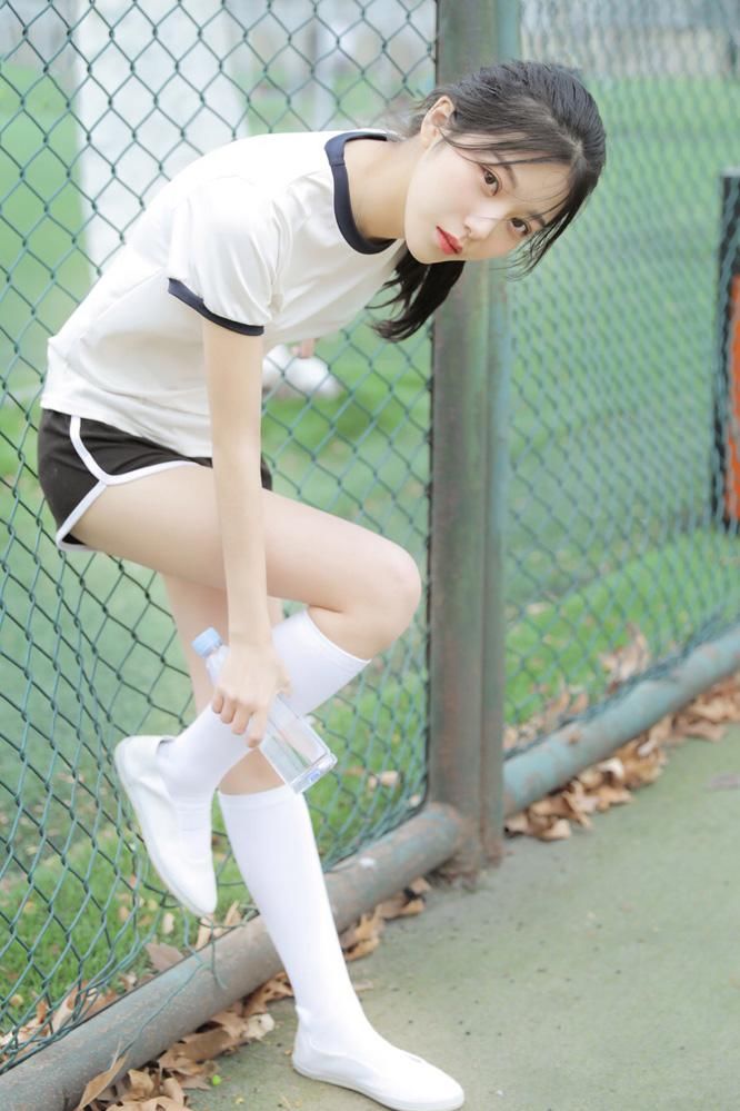 运动服美女嫩白美腿性感户外写真 第一辑!