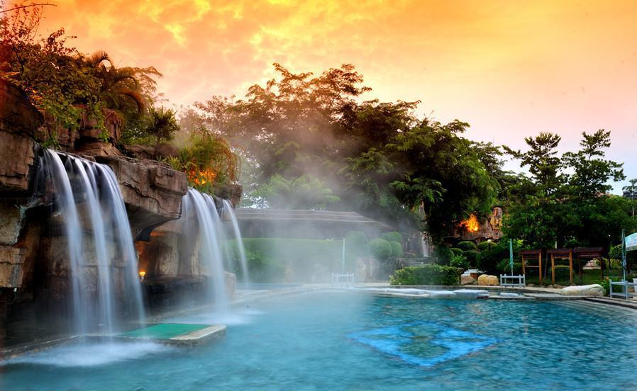 镶嵌着一颗璀璨的温泉明珠,它令到旅游行家们都赞赏有加,让中国地矿热