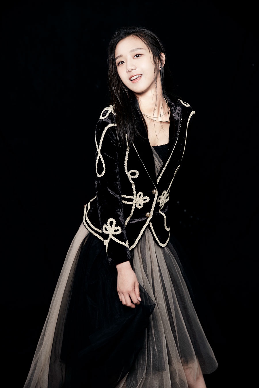 曾淇黑白写真曝光 酷感演绎复古少女