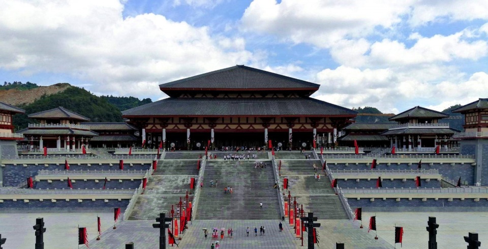 1992年成立的匀东新区,是都匀的未来,建成了黔南州博物馆,茶博园,杉木