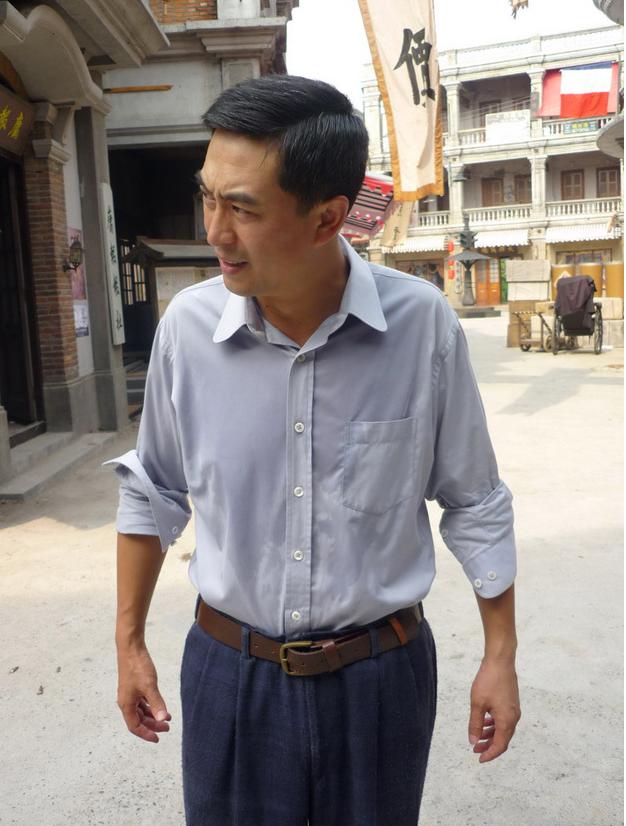 沈梦辰模仿"社会步",张嘉译8字回复超暖心,关晓彤也模仿过?