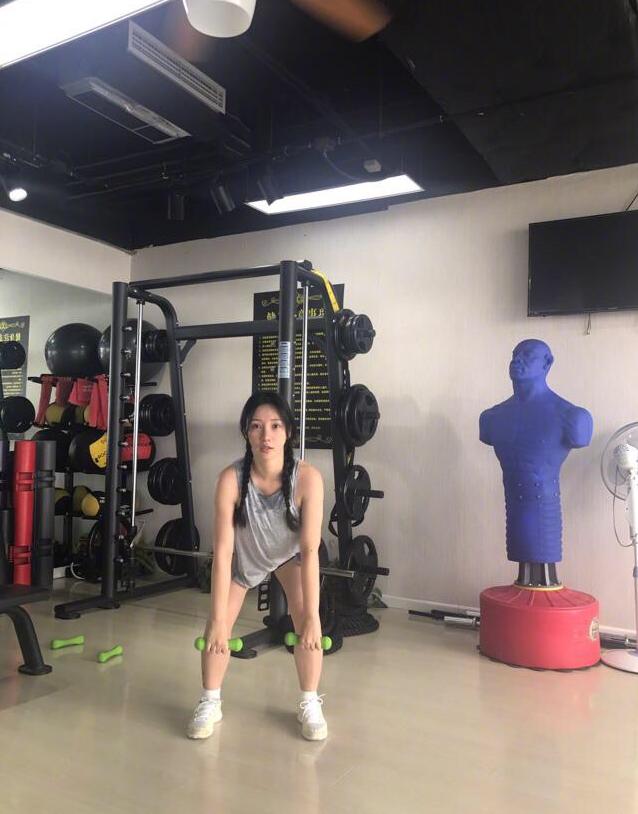 实拍38岁柳岩近照,少见的没p照片,腿和纹身成了最大亮点