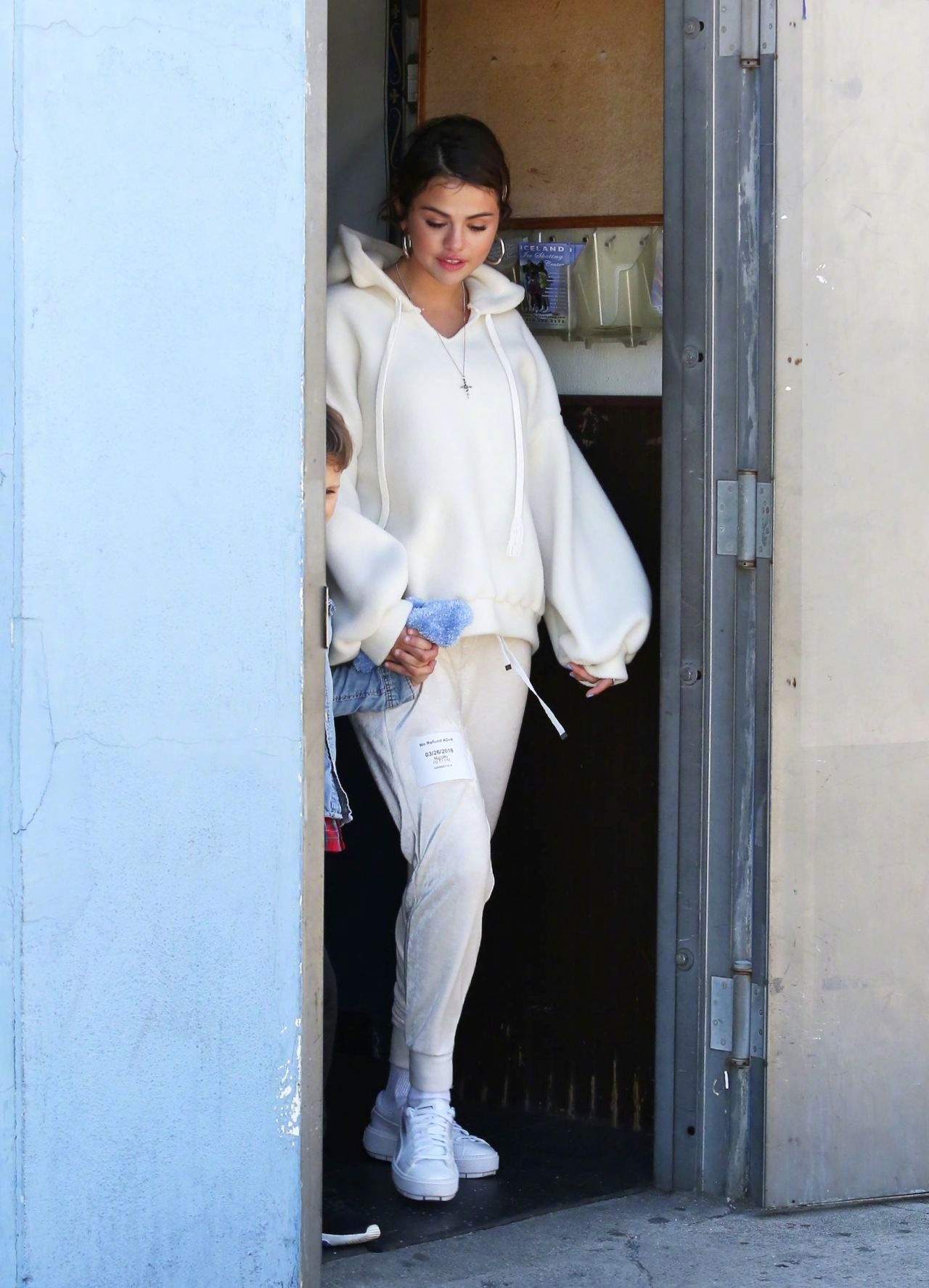 selena gomez 一身白色运动装束,脚穿puma|装束|白色|街拍_新浪新闻