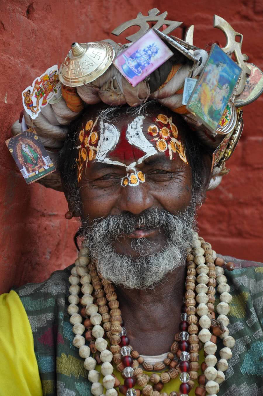 印度的苦行僧举止奇怪:为修行不洗澡,躺钉子上吃死尸