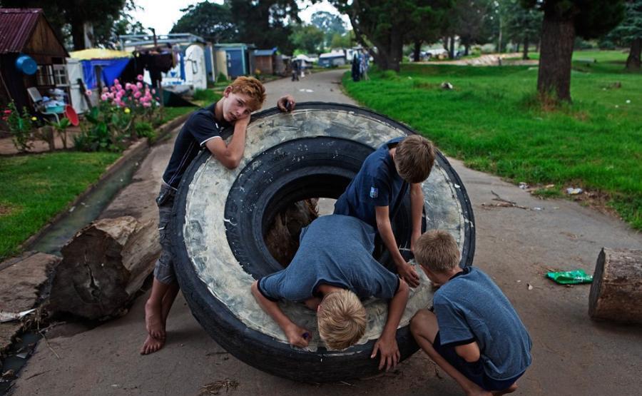 探访南非"白人贫民窟", 靠救济过活, 只求能活下去!
