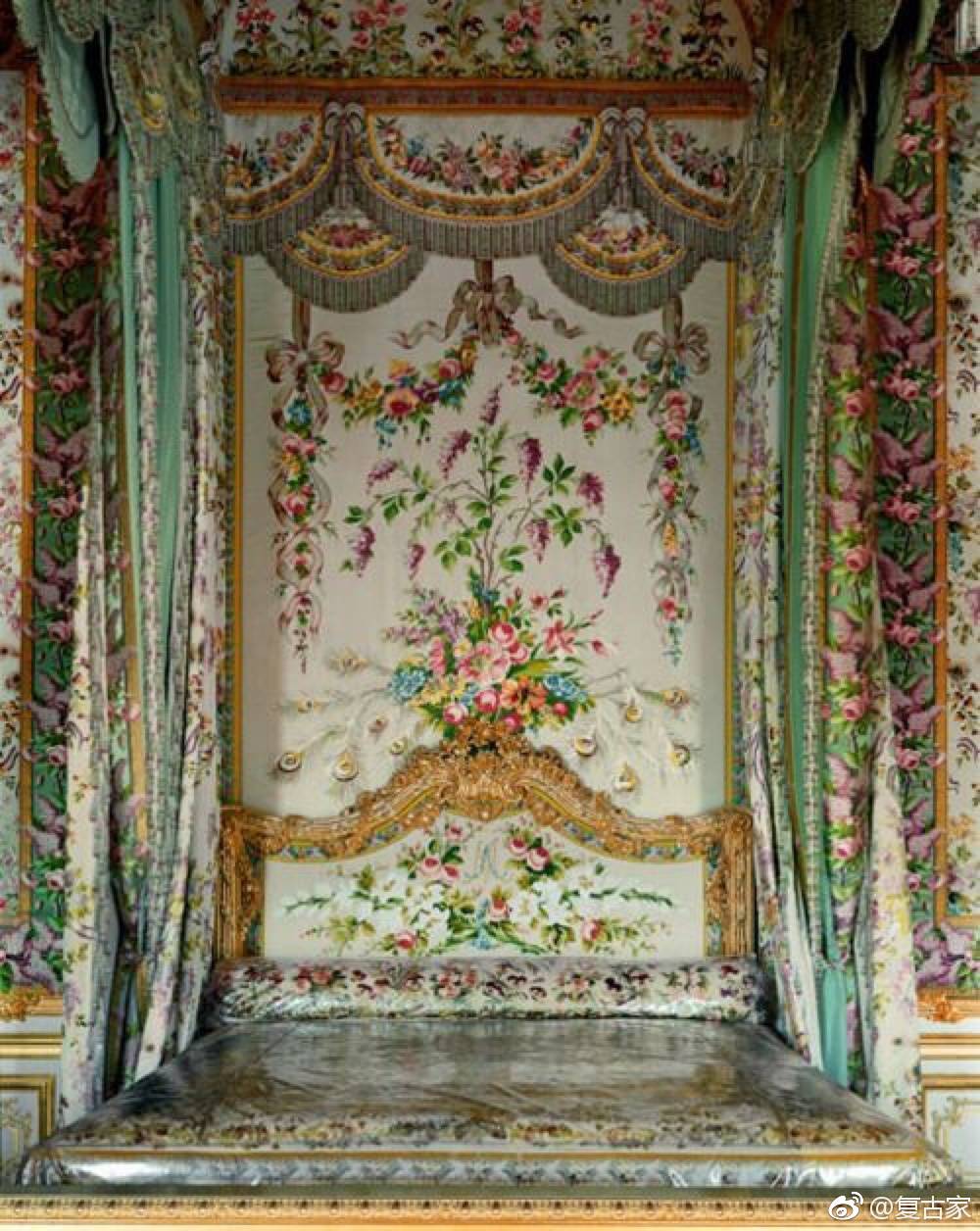 简单地瞅一下法国绝代艳后玛丽安托瓦内特在凡尔赛宫里的卧室