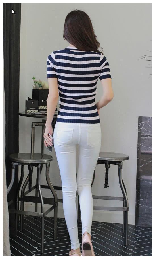 时尚穿搭紧身牛仔裤搭配看上去不会显得特别张扬,很适合早秋季节|修身