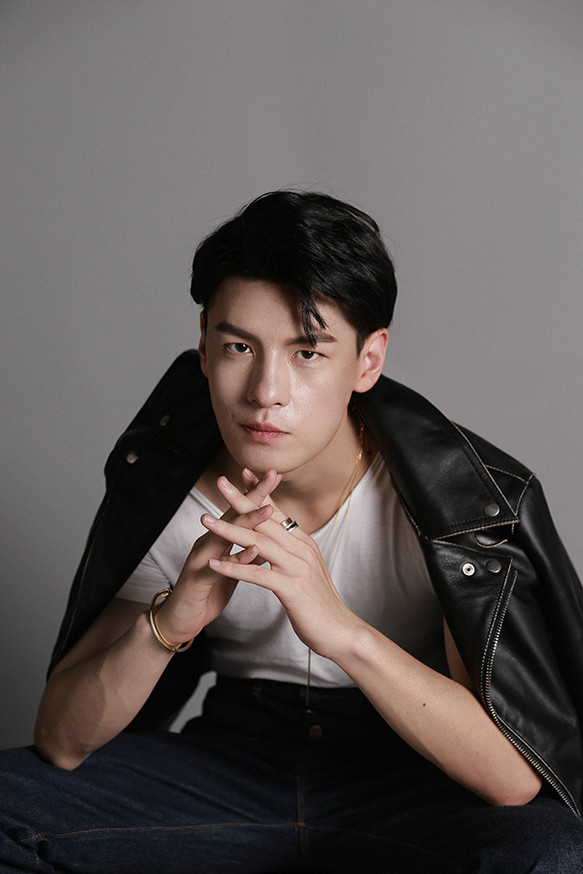 谭泉曝全新酷感写真 黑色皮夹克搭配高腰牛仔长裤率性潇洒