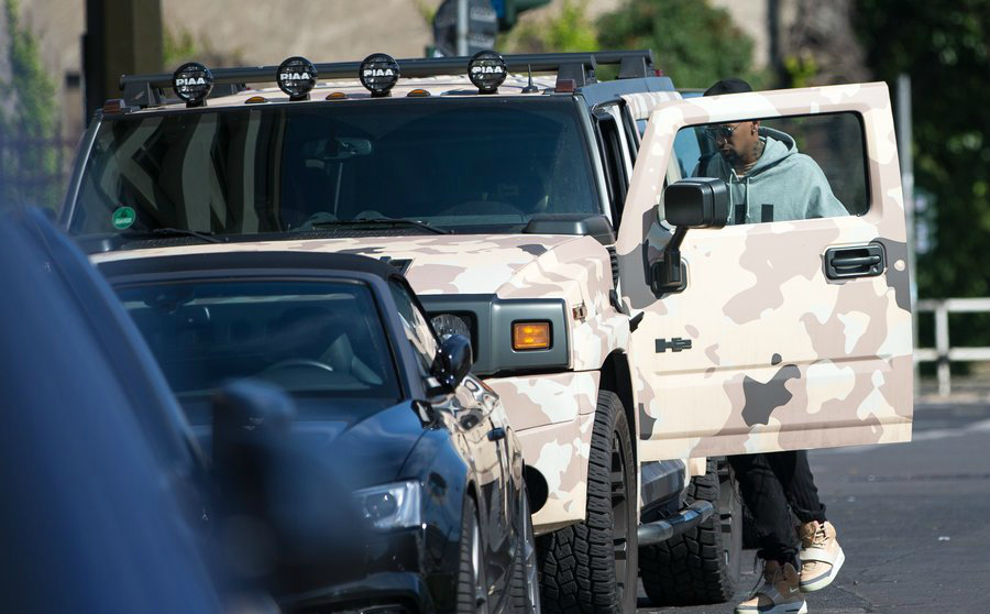 有钱任性,博阿滕开车外出座驾悍马h2迷彩造型拉风