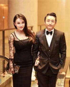 邹市明走下拳击台活动不断,老婆冉莹颖娇美相陪礼服却被评不端庄