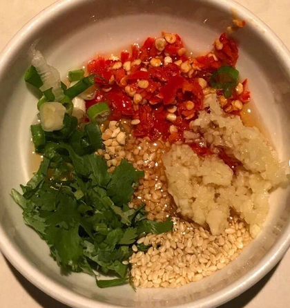 广东潮汕牛肉火锅的蘸料搭配:沙茶酱 小米椒 花生碎 蒜泥潮汕牛肉火锅