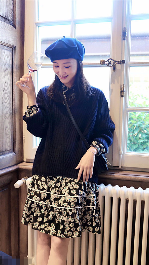 也增添了很多的时尚气质,这件衣服穿在她的身上还是很好看的,赵子琪