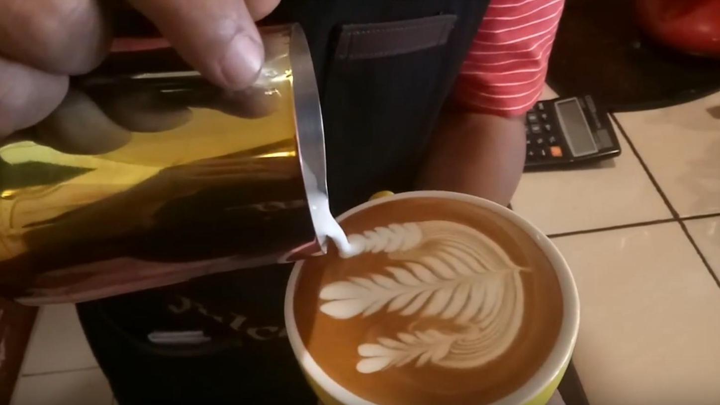 咖啡拉花欣赏:三片rosetta树叶拉花