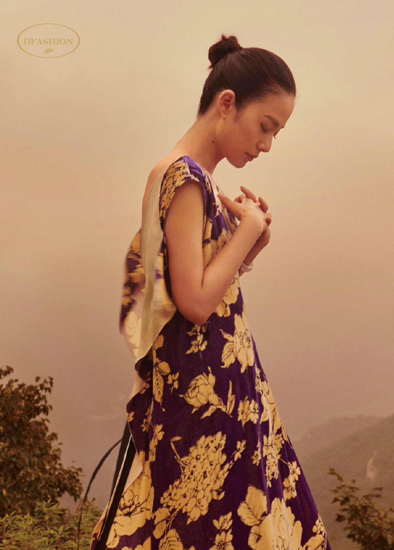 明星周韵时尚画报封面人像摄影大片,气质五官展独特魅力