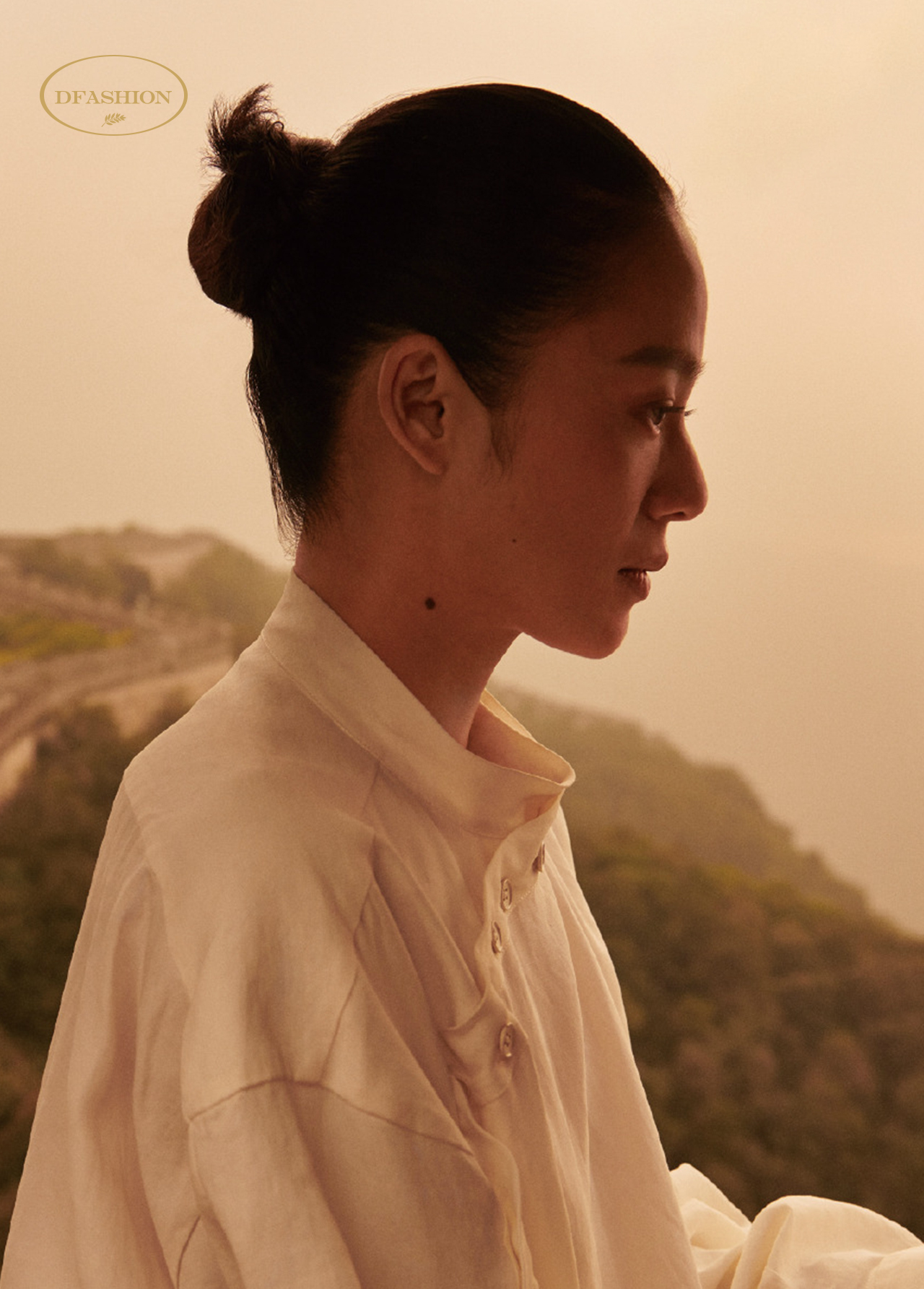 明星周韵时尚画报封面人像摄影大片,气质五官展独特魅力