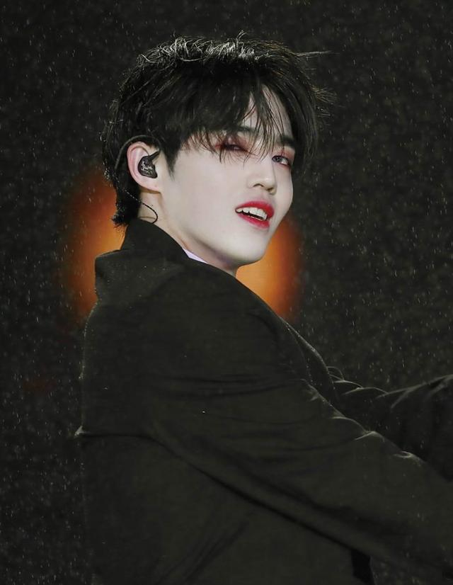 怎么看都是很帅气的男团队长,这身吸血鬼装扮真的大发