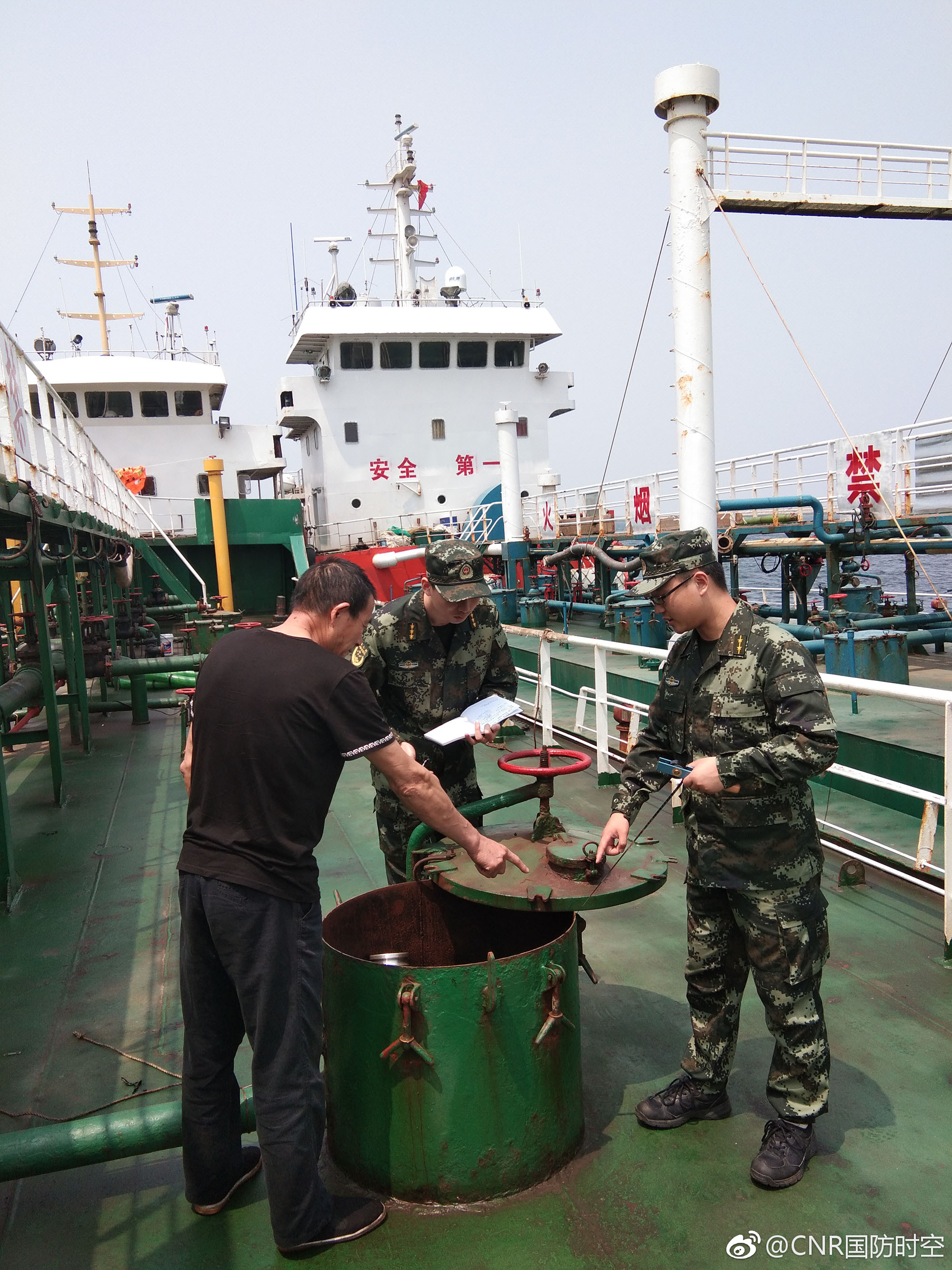 江苏海警一日查获7艘涉嫌走私油船 案值2000余万元