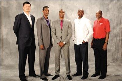 8张图看姚明有多高大,比巨人博班大一圈,合影让犀牛像大狗